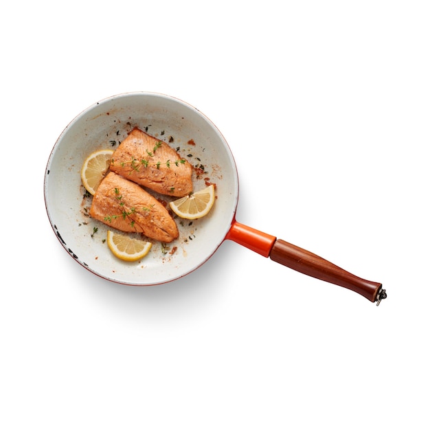Um salmão assado na frigideira isolado de perto