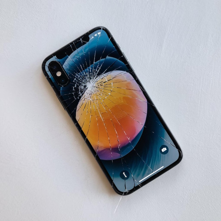 PSD um telefone com uma tela quebrada que tem um buraco nele