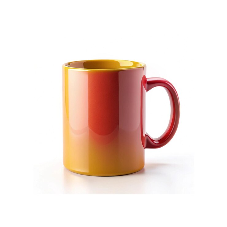 uma caneca de café vermelha e amarela com a palavra g