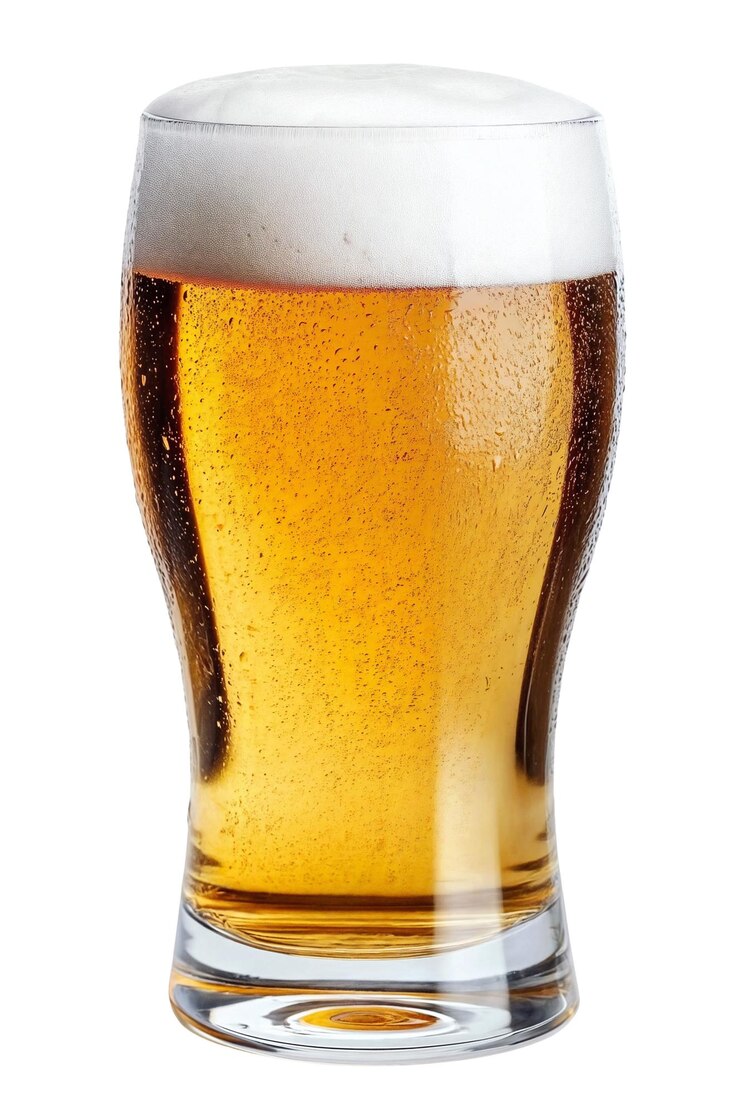 PSD uma caneca refrescante de cerveja dourada com uma cabeça espumosa isolada