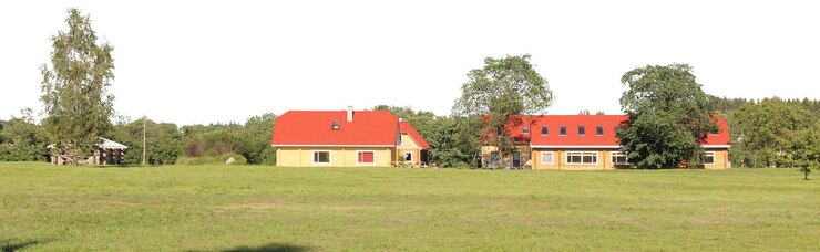 PSD uma casa amarela com um telhado vermelho e um teto vermelho