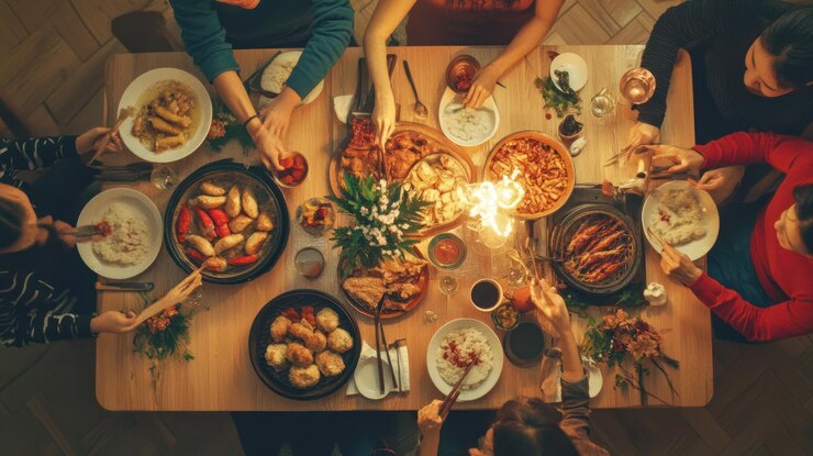 PSD uma cena de jantar festiva com refeições e bebidas compartilhadas