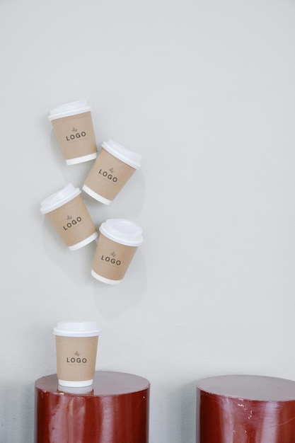 uma fila de copos de café com a palavra lager sobre eles