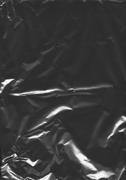 uma foto em preto e branco de um saco de plástico brilhante com uma gota de água nele