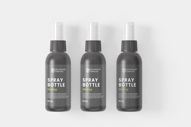 Uma garrafa de spray em um fundo branco.