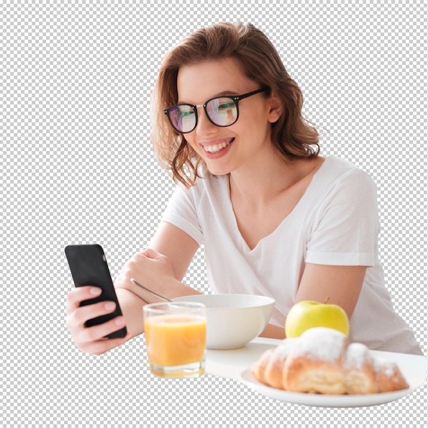 Uma jovem alegre e incrível a conversar por telemóvel.