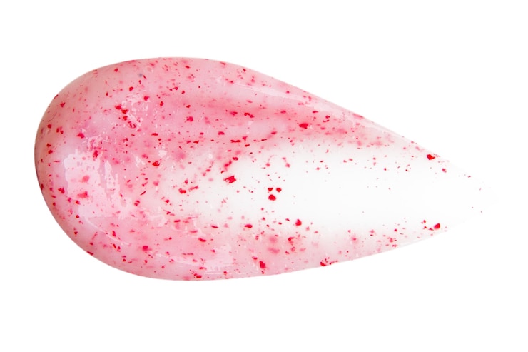 PSD uma mancha de creme com grânulos cor-de-rosa ou vermelho sobre um fundo em branco