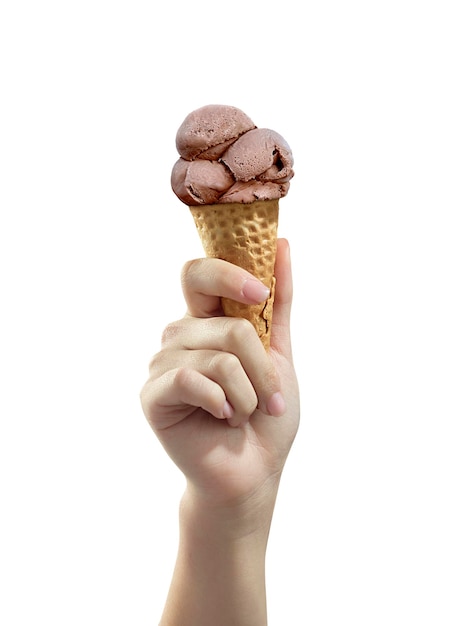 Uma mão de mulher segurando uma colher de sorvete de chocolate no fundo transparente do cone