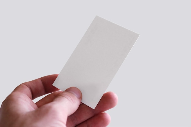 uma mão segurando um pedaço de papel branco