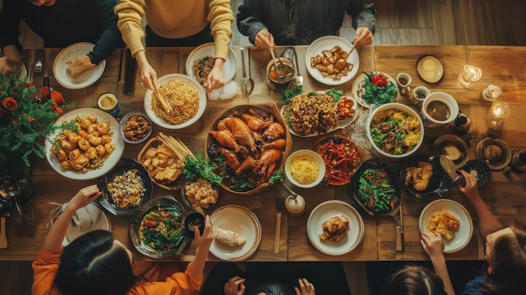 PSD uma mesa de jantar festiva cheia de diversos pratos