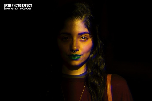 uma mulher com batom verde no rosto e a palavra azul nele