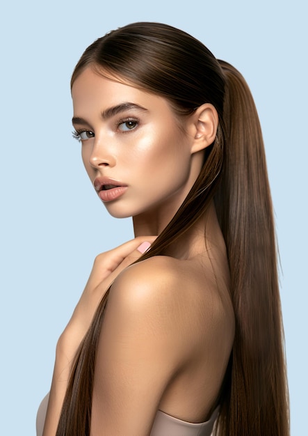uma mulher com cabelo longo e pele clara no rosto