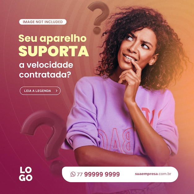 Uma mulher com um suéter roxo está olhando para a câmera.