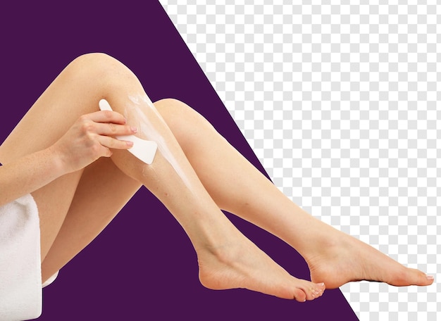 uma mulher com uma toalha em sua perna e a imagem de pernas de uma mulher está sentada em um fundo roxo