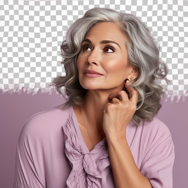 PSD uma mulher surpresa com cabelos ondulados da etnia escandinava vestida com trajes de maquiadora posa em um estilo de hand on chin thoughtful pose contra um fundo pastel mauve