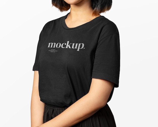 Uma mulher vestindo uma camisa preta que diz maquete.