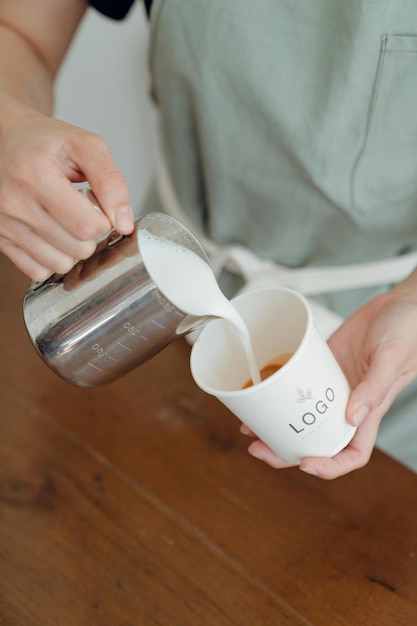 uma pessoa está derramando uma chávena de café