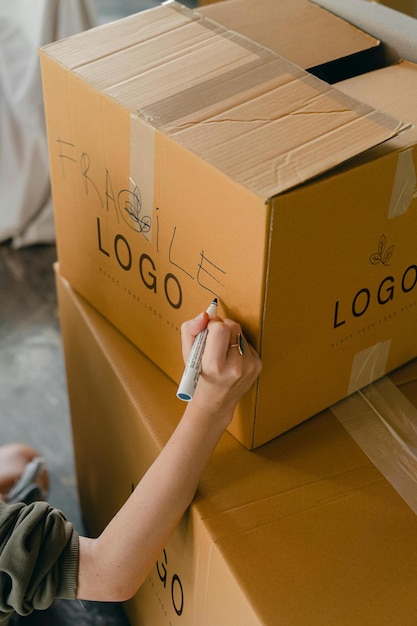 uma pessoa está escrevendo em uma caixa que diz logotipo sobre ele