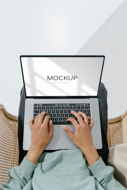 uma pessoa está usando um laptop com a palavra poder na tela