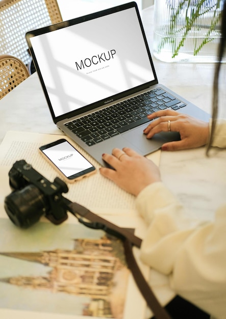 uma pessoa está usando um laptop com a palavra scrabs nele
