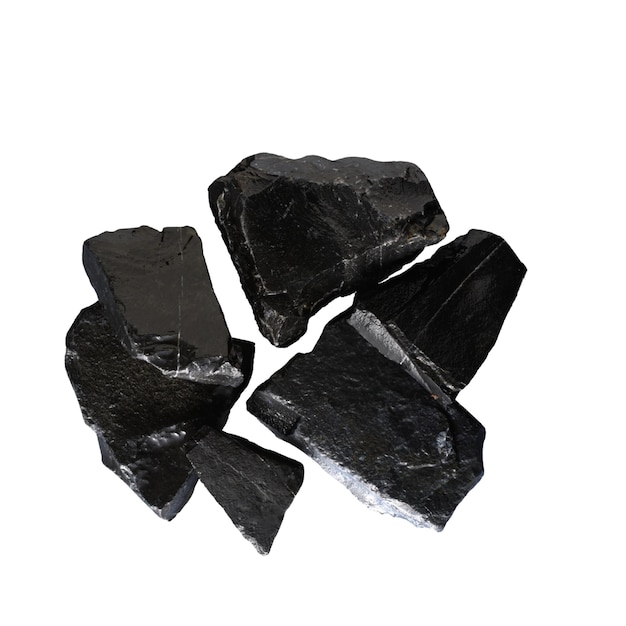 Uma pilha de pedaços de carvão preto isolados
