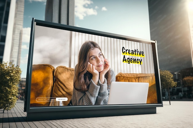 Uma tela de televisão com as palavras agência criativa