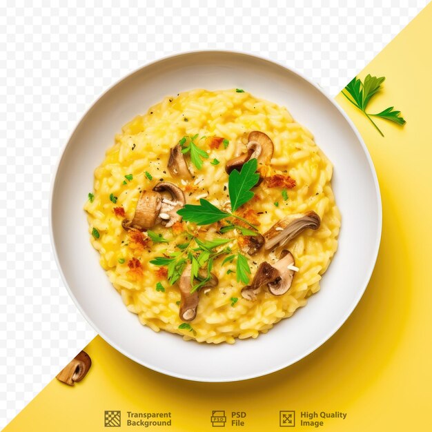 Uma tigela de arroz amarelo com cogumelos e salsa sobre um fundo branco.