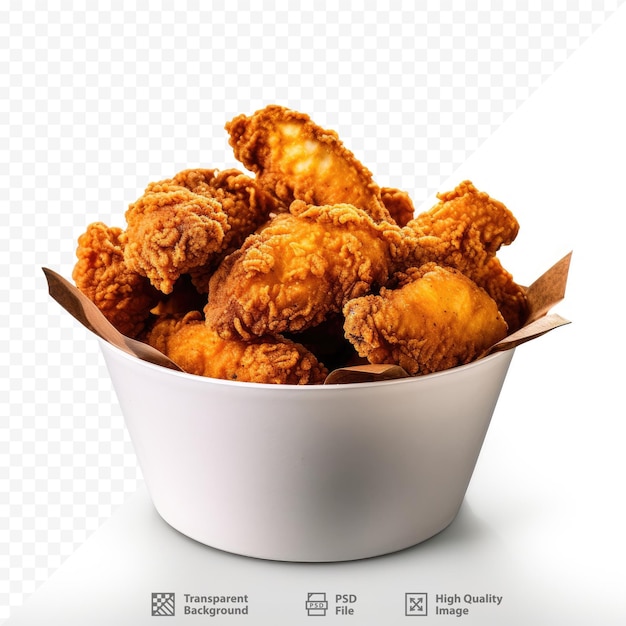 uma tigela de frango frito é mostrada com um recipiente branco.