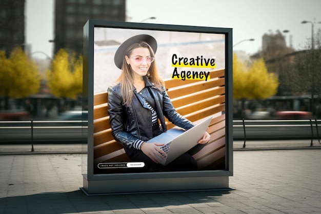 Un cartellone pubblicitario per un'agenzia creativa viene visualizzato su una strada.