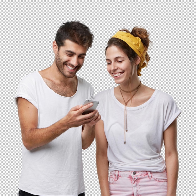 Un giovane hipster barbuto felice che tiene in mano uno smartphone e mostra alla sua ragazza foto o video divertenti Una coppia europea rilassata e spensierata che usa insieme una connessione internet ad alta velocità su un dispositivo elettronico