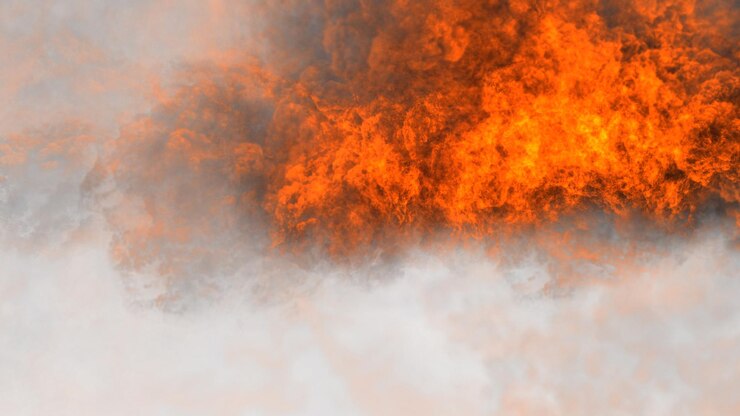 PSD un grande fuoco con un grande pennacchio di fumo dietro di esso