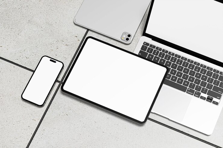 PSD un laptop, un tablet e un telefono sono su un tavolo