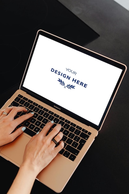 un mockup di un portatile con uno schermo che dice design qui qui qui qui qua qua