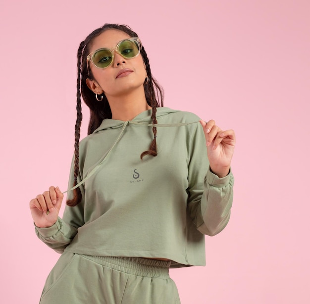 Un modello di logo premium su un abbigliamento da donna