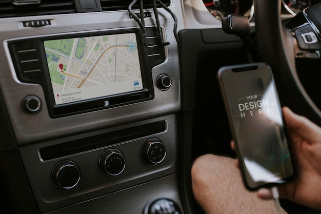 Un modello vuoto dello schermo di uno smartphone che si carica in un'auto