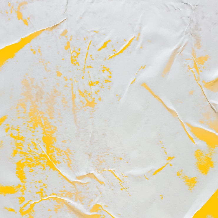 PSD un pezzo di carta giallo e bianco con la vernice gialla su di esso