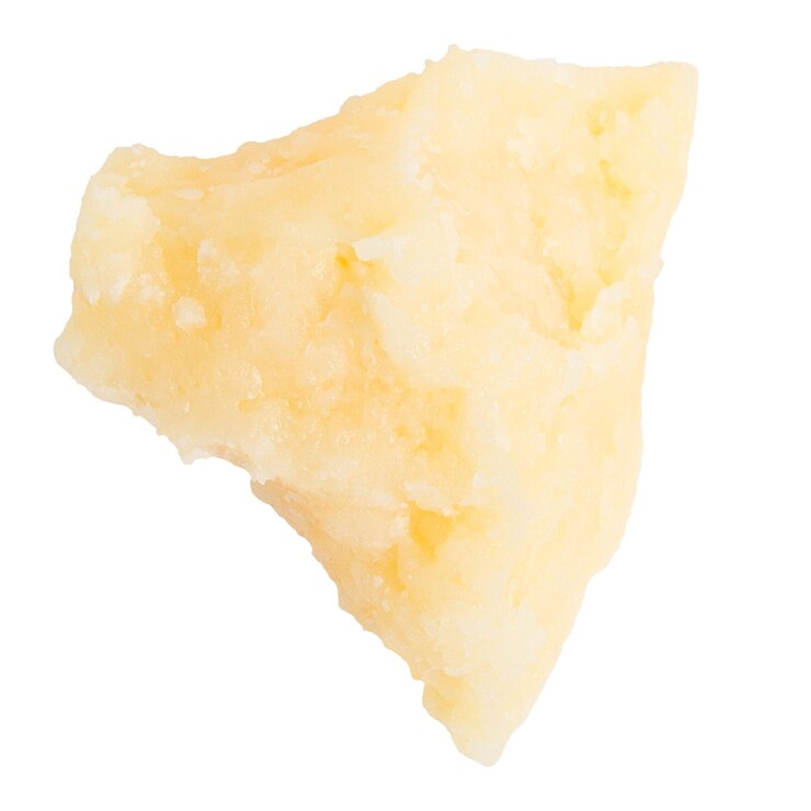 Un pezzo di formaggio parmigiano su uno sfondo vuoto