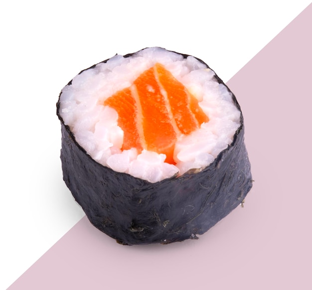 un pezzo di rotolo di sushi con salmone e riso e alghe isolate in macro angolo