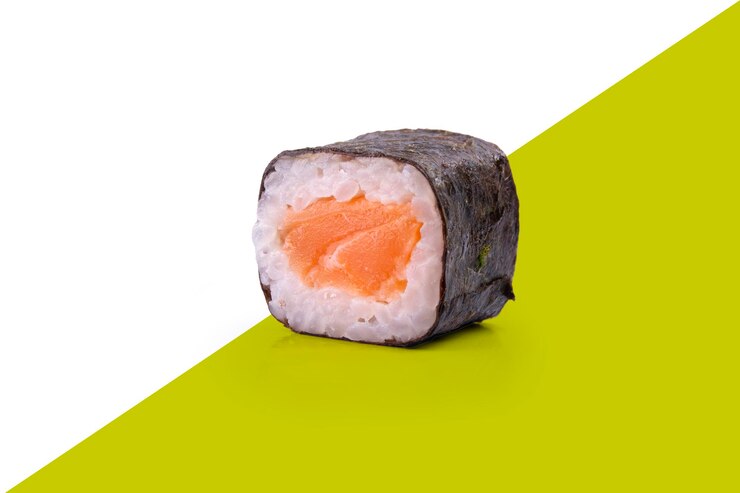 PSD un pezzo di salmone crudo sushi roll con riso e alghe appena isolato dal macro anteriore