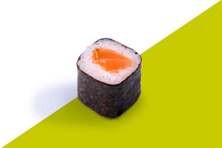 PSD un pezzo di salmone crudo sushi rotolo con riso e alghe solo isolato in macro angolo