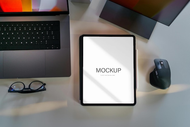 un tablet con uno schermo bianco che dice oster su di esso