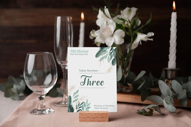 un tavolo con una carta che dice tre tre tre