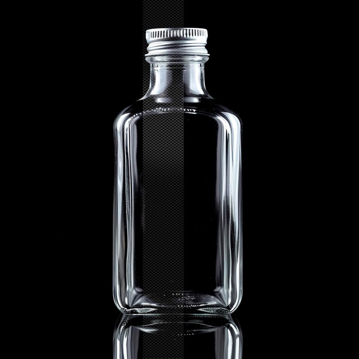 Una bottiglia d'acqua trasparente