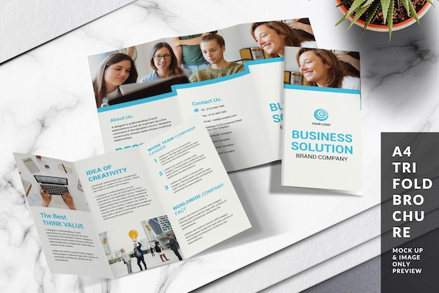 Una brochure di soluzioni aziendali con un gruppo di persone su un tavolo di marmo.