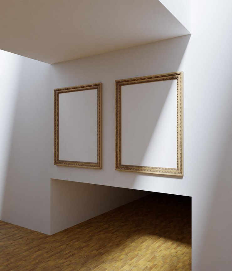 PSD una coppia di classic frame mockup poster appeso sulla parete bianca nella galleria d'arte illuminata dal sole
