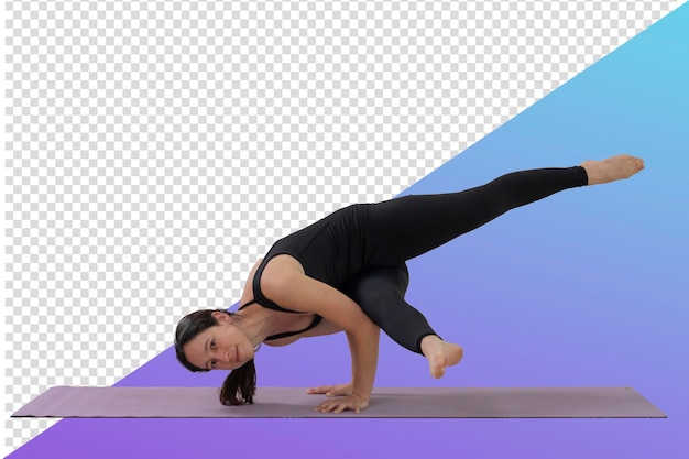 una donna che fa yoga su un tappetino con uno sfondo viola