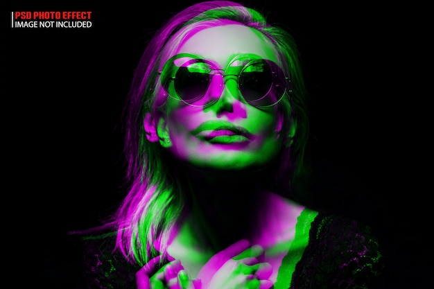una donna che indossa occhiali da sole e una camicia nera con la parola spam in basso