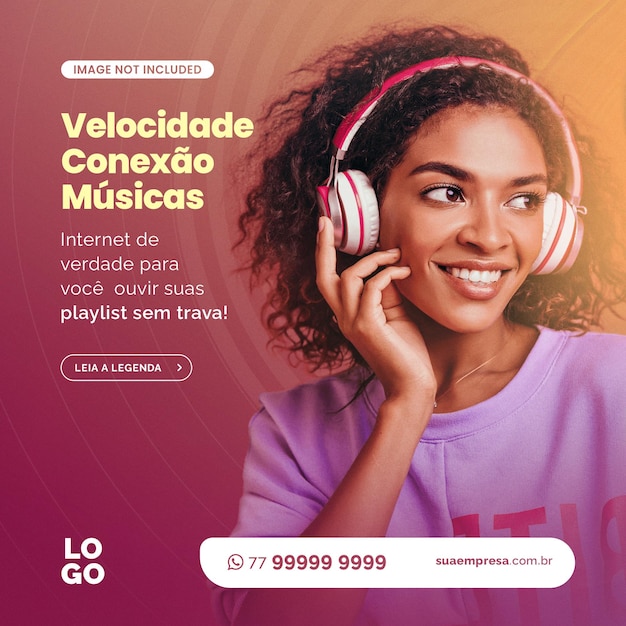 Una donna che indossa una maglietta rosa con su scritto musica velocilocilox.