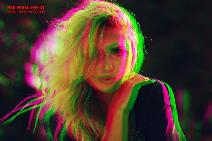 PSD una donna con i capelli lunghi e biondi e una camicia colorata