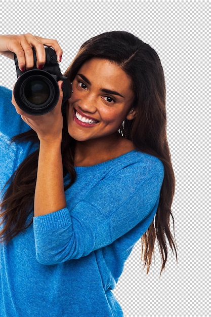una donna con una telecamera che ha un grande sorriso sul suo viso
